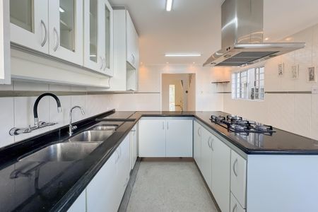 Casa à venda com 597m², 5 quartos e 8 vagasCozinha