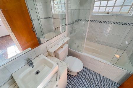 Casa à venda com 597m², 5 quartos e 8 vagasBanheiro da Suíte 2