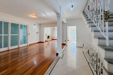 Casa à venda com 597m², 5 quartos e 8 vagasSala