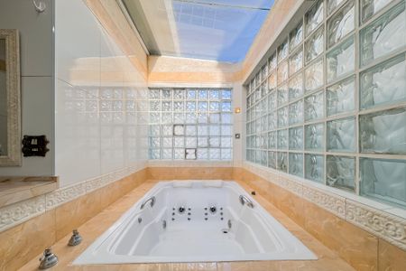 Casa à venda com 597m², 5 quartos e 8 vagasBanheiro da Suíte Master