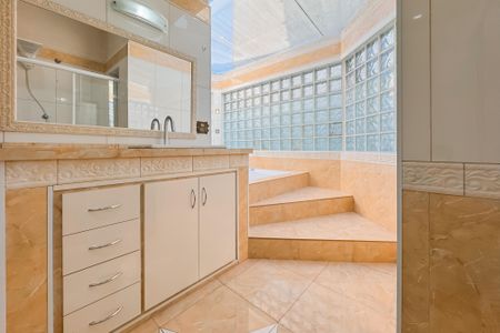 Casa à venda com 597m², 5 quartos e 8 vagasBanheiro da Suíte Master