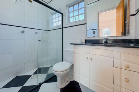 Casa à venda com 597m², 5 quartos e 8 vagasBanheiro da Suíte 1