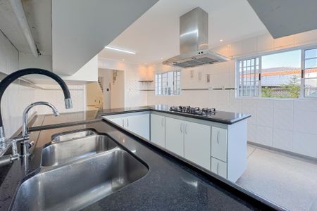 Casa à venda com 597m², 5 quartos e 8 vagasCozinha