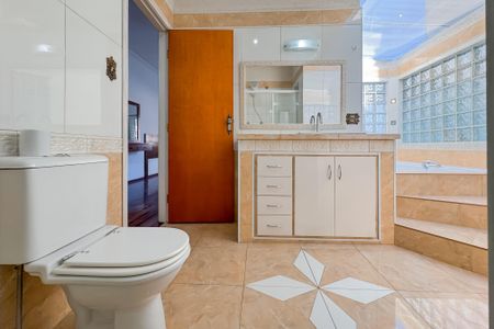 Casa à venda com 597m², 5 quartos e 8 vagasBanheiro da Suíte Master