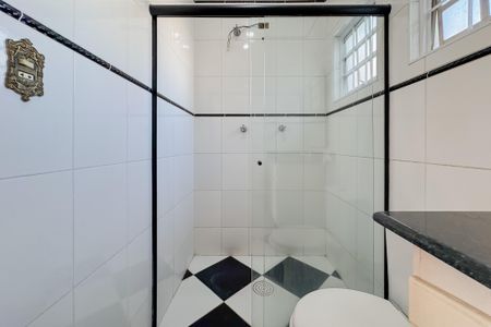 Casa à venda com 597m², 5 quartos e 8 vagasBanheiro da Suíte 1