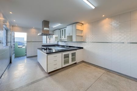 Casa à venda com 597m², 5 quartos e 8 vagasCozinha