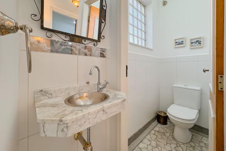 Casa à venda com 597m², 5 quartos e 8 vagasLavabo