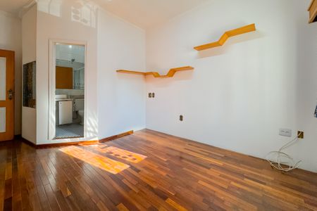 Casa à venda com 597m², 5 quartos e 8 vagasSuíte 2