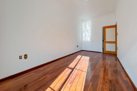 Casa à venda com 597m², 5 quartos e 8 vagasSuíte 1