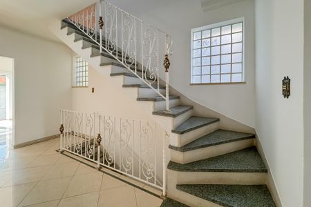 Casa à venda com 597m², 5 quartos e 8 vagasEscada