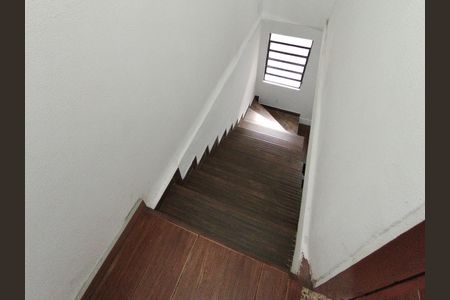 Casa para alugar com 100m², 1 quarto e 2 vagasEscada