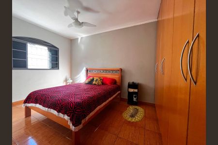 Casa à venda com 217m², 4 quartos e 4 vagas Casa à venda com 217m², 4 quartos e 4 vagasQuarto