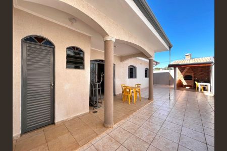 Casa à venda com 217m², 4 quartos e 4 vagas Casa à venda com 217m², 4 quartos e 4 vagasQuintal