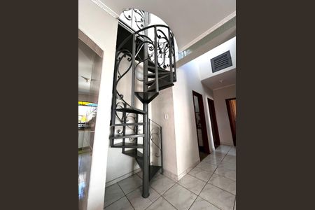 Casa à venda com 217m², 4 quartos e 4 vagas Casa à venda com 217m², 4 quartos e 4 vagasEscada