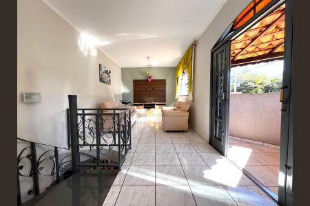 Casa à venda com 217m², 4 quartos e 4 vagas Casa à venda com 217m², 4 quartos e 4 vagasSala