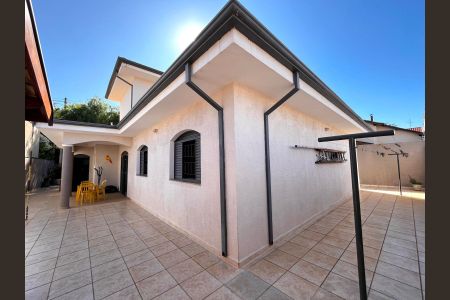 Casa à venda com 217m², 4 quartos e 4 vagas Casa à venda com 217m², 4 quartos e 4 vagasQuintal
