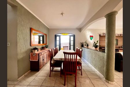 Casa à venda com 217m², 4 quartos e 4 vagas Casa à venda com 217m², 4 quartos e 4 vagasSala de Jantar