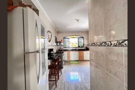 Casa à venda com 217m², 4 quartos e 4 vagas Casa à venda com 217m², 4 quartos e 4 vagasCozinha