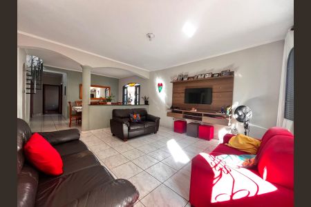 Casa à venda com 217m², 4 quartos e 4 vagas Casa à venda com 217m², 4 quartos e 4 vagasSala 2