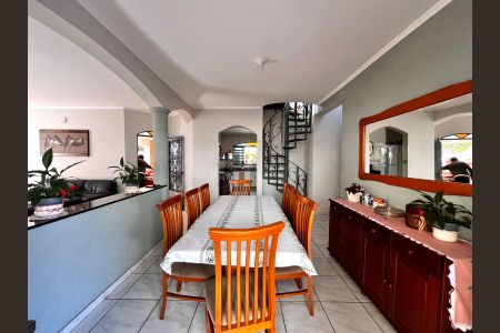 Casa à venda com 217m², 4 quartos e 4 vagas Casa à venda com 217m², 4 quartos e 4 vagasSala de Jantar