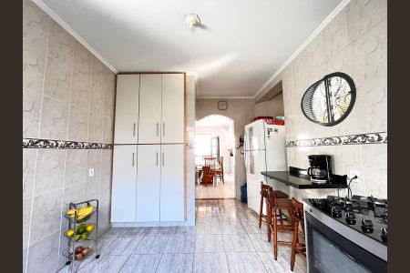 Casa à venda com 217m², 4 quartos e 4 vagas Casa à venda com 217m², 4 quartos e 4 vagasCozinha