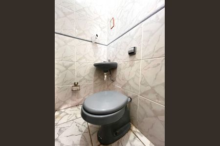 Casa à venda com 217m², 4 quartos e 4 vagas Casa à venda com 217m², 4 quartos e 4 vagasBanheiro de serviço