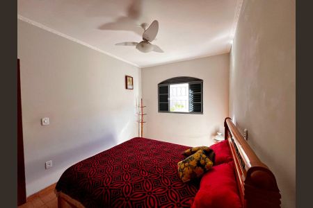 Casa à venda com 217m², 4 quartos e 4 vagas Casa à venda com 217m², 4 quartos e 4 vagasQuarto