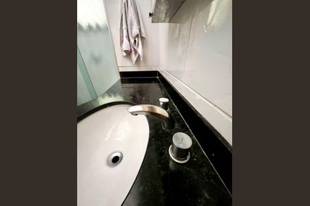 Casa à venda com 217m², 4 quartos e 4 vagas Casa à venda com 217m², 4 quartos e 4 vagasBanheiro