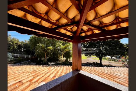 Casa à venda com 217m², 4 quartos e 4 vagas Casa à venda com 217m², 4 quartos e 4 vagasVaranda