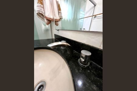 Casa à venda com 217m², 4 quartos e 4 vagas Casa à venda com 217m², 4 quartos e 4 vagasBanheiro