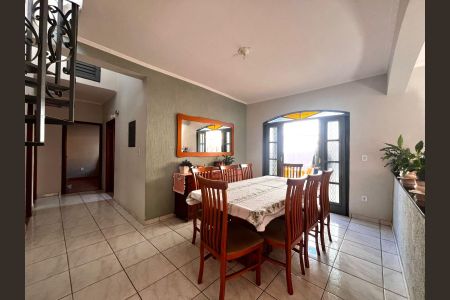 Casa à venda com 217m², 4 quartos e 4 vagas Casa à venda com 217m², 4 quartos e 4 vagasSala de Jantar