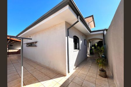 Casa à venda com 217m², 4 quartos e 4 vagas Casa à venda com 217m², 4 quartos e 4 vagasQuintal