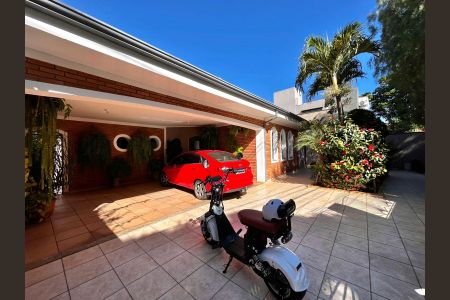 Casa à venda com 217m², 4 quartos e 4 vagas Casa à venda com 217m², 4 quartos e 4 vagasFachada