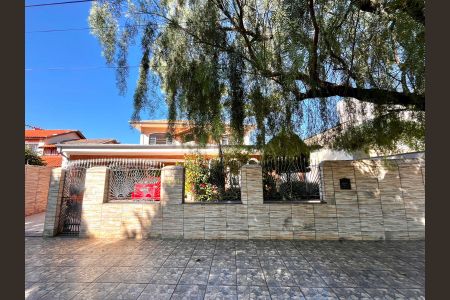 Casa à venda com 217m², 4 quartos e 4 vagas Casa à venda com 217m², 4 quartos e 4 vagasFachada