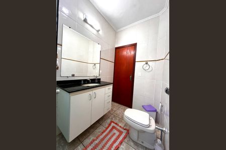 Casa à venda com 217m², 4 quartos e 4 vagas Casa à venda com 217m², 4 quartos e 4 vagasBanheiro