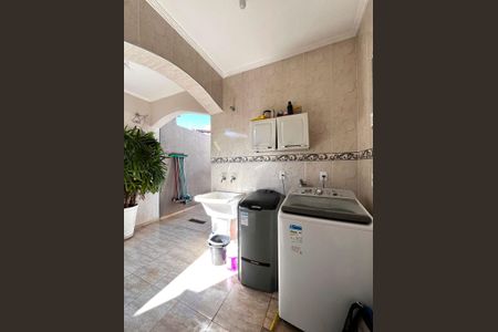 Casa à venda com 217m², 4 quartos e 4 vagas Casa à venda com 217m², 4 quartos e 4 vagasÁrea de Serviço