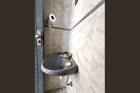 Casa à venda com 217m², 4 quartos e 4 vagas Casa à venda com 217m², 4 quartos e 4 vagasBanheiro de serviço