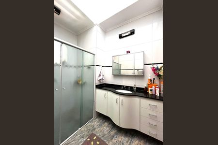 Casa à venda com 217m², 4 quartos e 4 vagas Casa à venda com 217m², 4 quartos e 4 vagasBanheiro