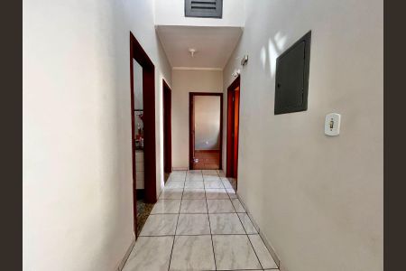 Casa à venda com 217m², 4 quartos e 4 vagas Casa à venda com 217m², 4 quartos e 4 vagasCorredor