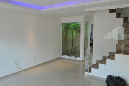 Casa de condomínio à venda com 200m², 3 quartos e 1 vagaSala