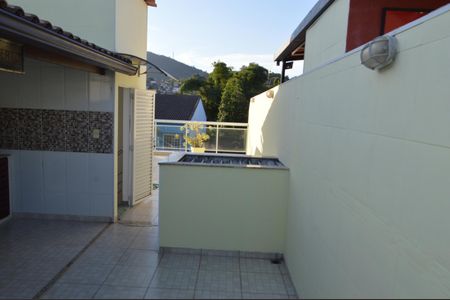 Casa de condomínio à venda com 200m², 3 quartos e 1 vagaTerraço