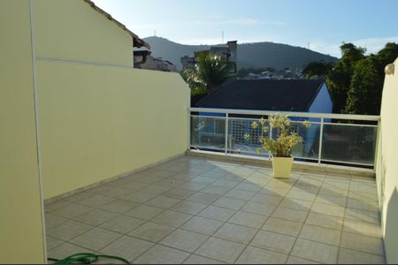 Casa de condomínio à venda com 200m², 3 quartos e 1 vagaTerraço