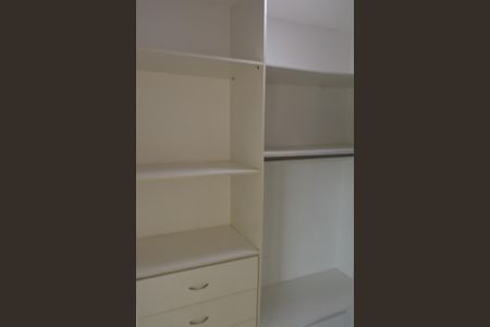 Casa de condomínio à venda com 200m², 3 quartos e 1 vagaCloset da Suíte