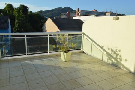 Casa de condomínio à venda com 200m², 3 quartos e 1 vagaTerraço