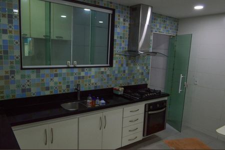 Casa de condomínio à venda com 200m², 3 quartos e 1 vagaLavabo