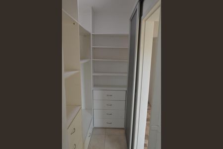 Casa de condomínio à venda com 200m², 3 quartos e 1 vagaCloset da Suíte