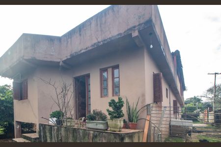 Casa à venda com 500m², 3 quartos e 3 vagas Casa à venda com 500m², 3 quartos e 3 vagasFachada