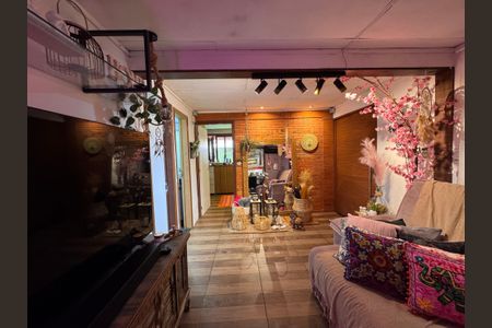 Casa à venda com 80m², 2 quartos e 2 vagasSala