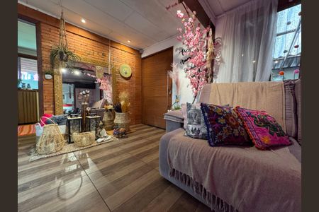 Casa à venda com 80m², 2 quartos e 2 vagasSala