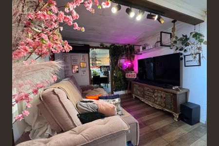 Casa à venda com 80m², 2 quartos e 2 vagasSala